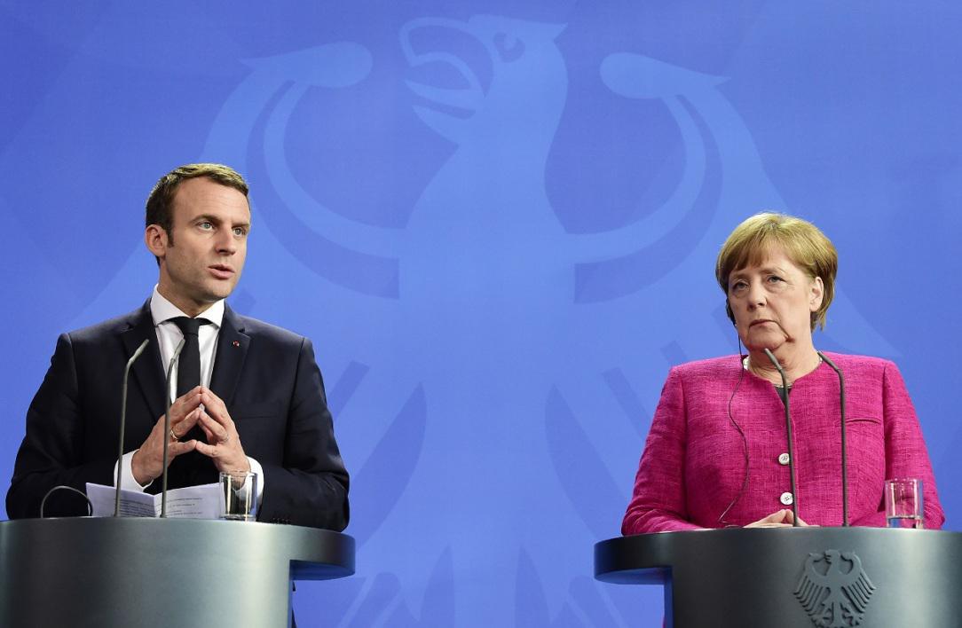Face à Merkel, Macron appelle à "une refondation historique" de l'Europe