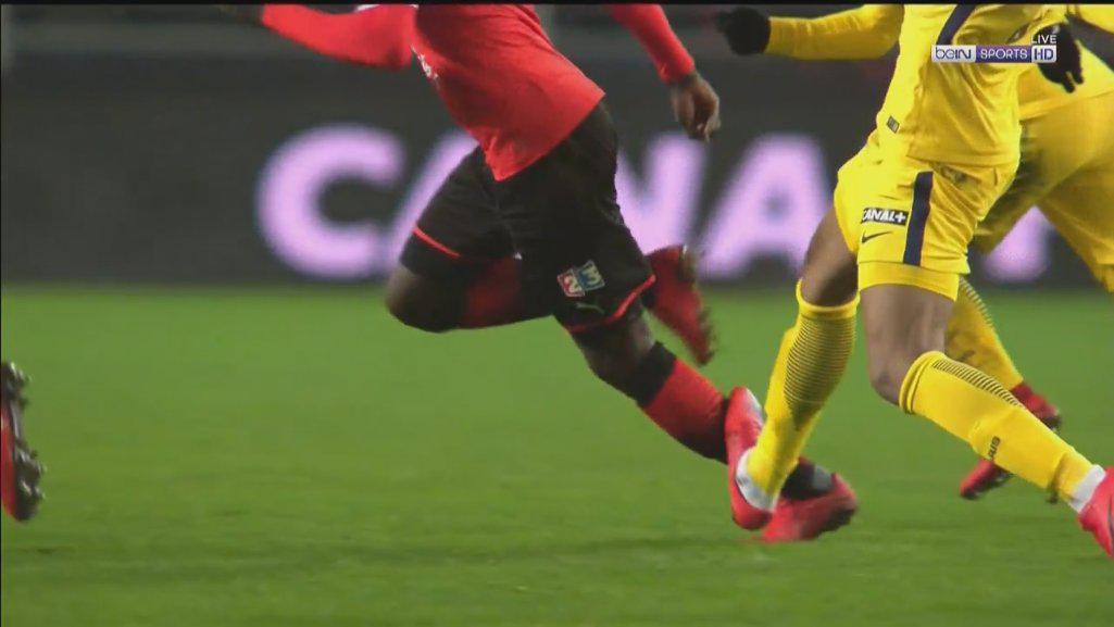 URGENT - Rennes vs Psg : Ismaila Sarr subit un tacle assassin de Mbappé et sort sur civière