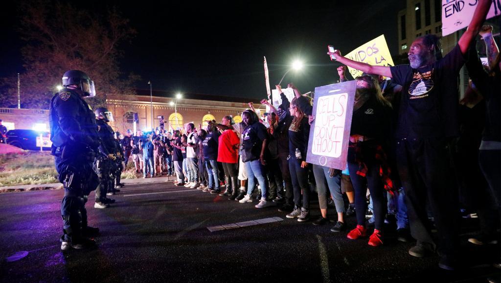 Etats-Unis: manifestation après l'autopsie d'un Noir abattu par la police