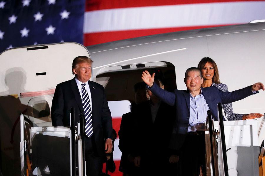 Donald Trump accueille les trois Américains libérés par Pyongyang