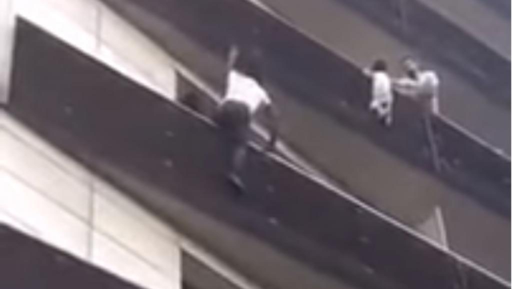 A Paris, un Malien sans papiers escalade un immeuble pour sauver un enfant