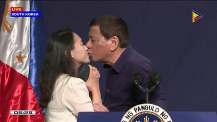 Le Président philippin embrasse une femme mariée en public et crée la polémique