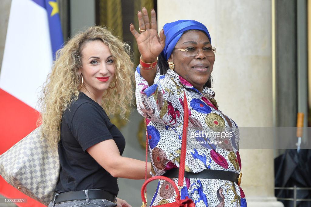 (06 photos) – La mère de Paul Pogba et sa petite amie à l’Élysée