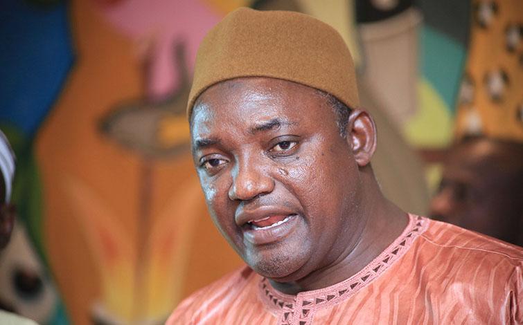 Chantage ou manupilation : Adama Barrow attaque la presse locale