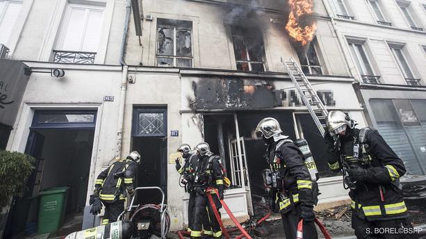 Un appartement entièrement détruit par les flammes à Paris