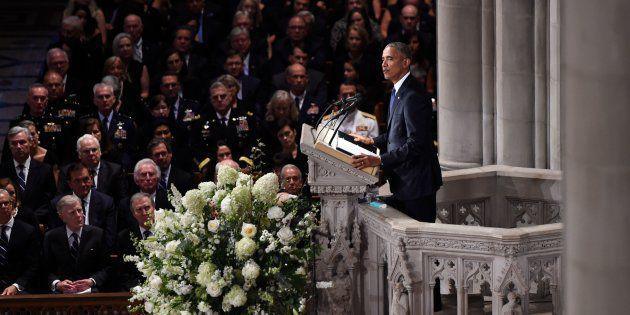 Obama livre un hommage à son ancien adversaire John McCain, "Nous étions dans la même équipe"