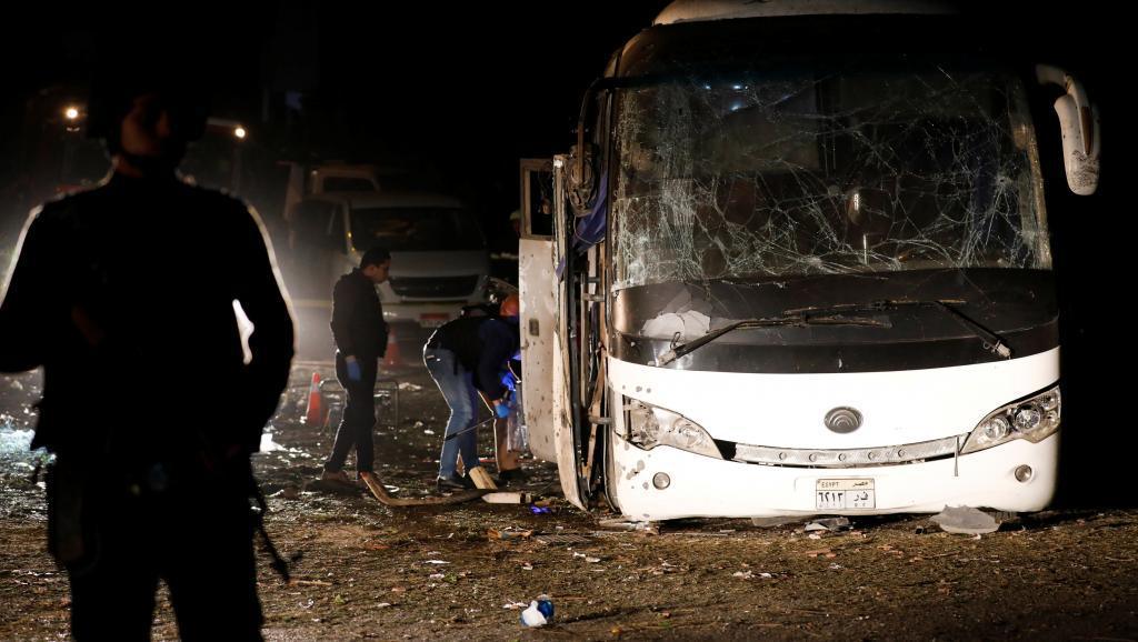 Egypte: un bus de touristes victime d'une attaque à la bombe à Gizeh