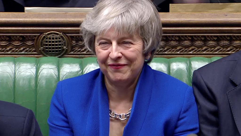 Brexit: Theresa May échappe de peu à une motion de censure