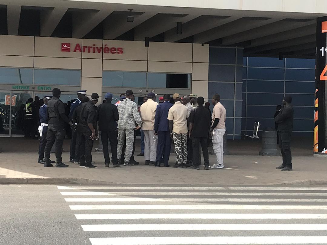 Suivez en DIRECT l'arrivée de Me Abdoulaye Wade à l'AIBD