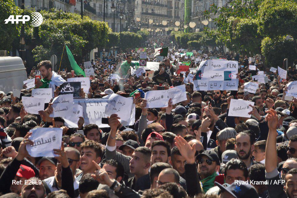 Contestation en Algérie: des milliers de personnes défilent à Alger