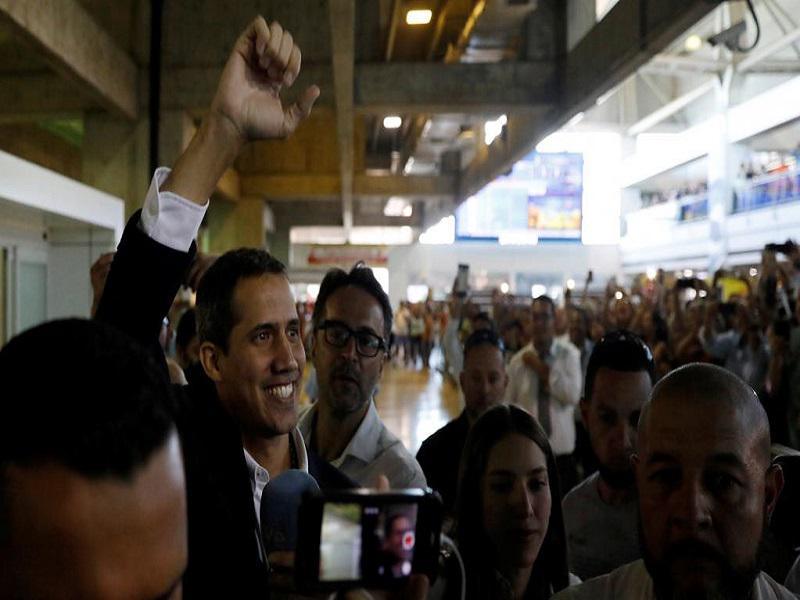 Venezuela: Juan Guaido accueilli par une foule de partisans et des ambassadeurs
