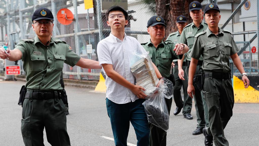 Hong Kong: libre, Joshua Wong appelle aussitôt Carrie Lam à démissionner