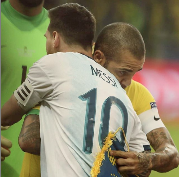 Brésil : le beau message d'Alves pour Messi