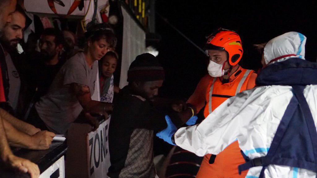  Italie: l'Open Arms toujours bloqué en mer après 18 jours d'attente