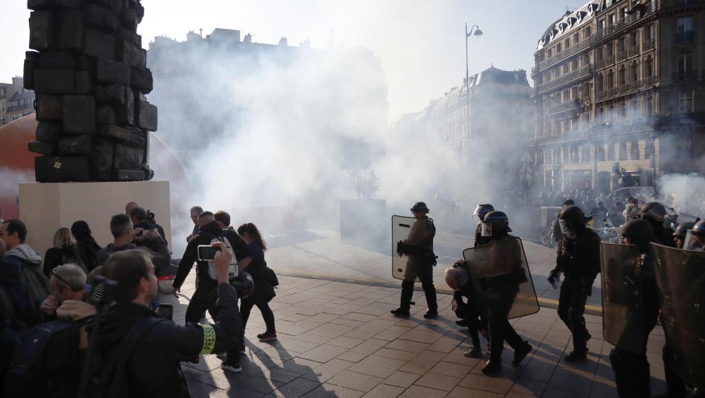 Les «gilets jaunes» défilent à Paris dans un samedi fort en tensions
