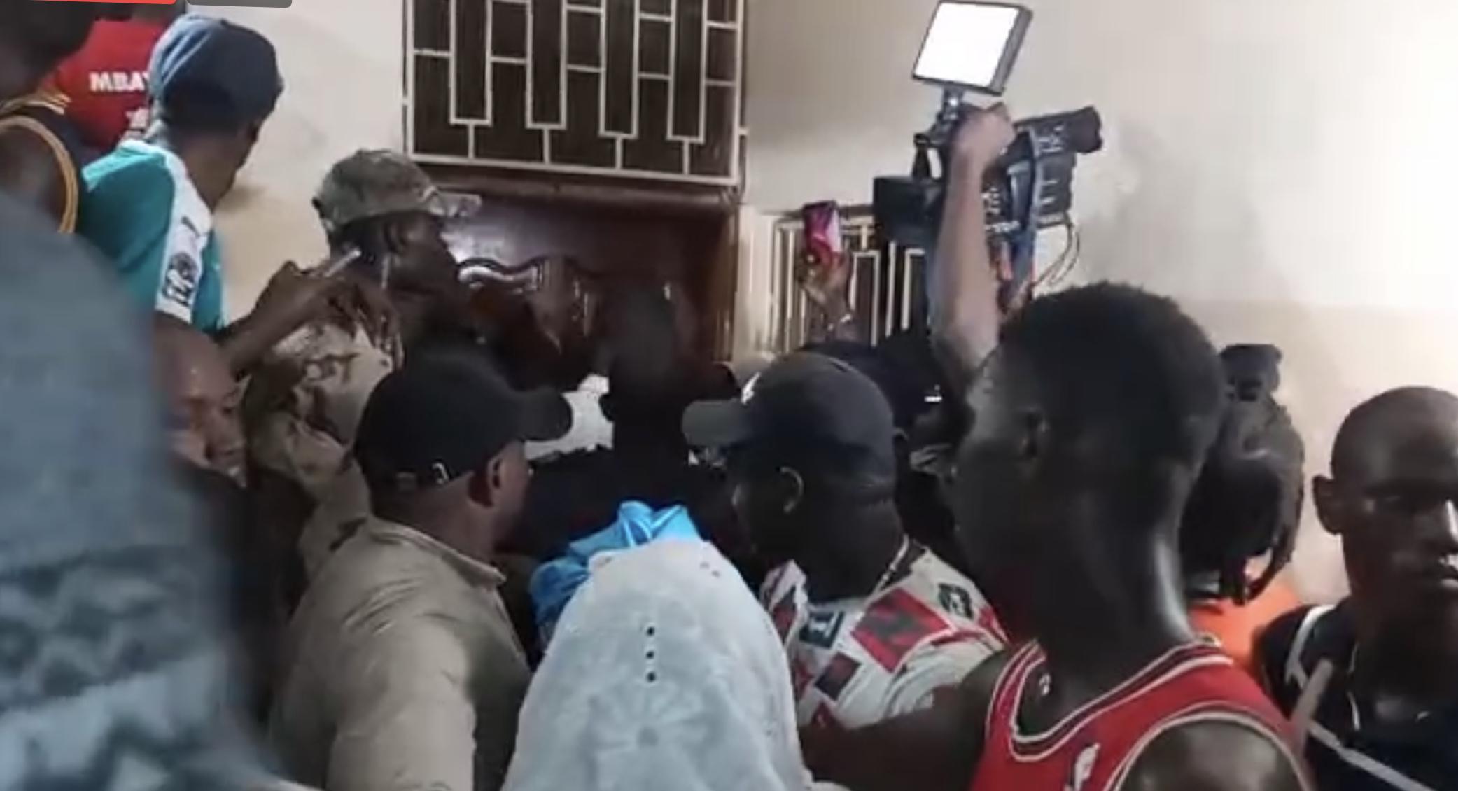 Khalifa Sall bloqué devant la chambre de sa maman par une énorme bousculade
