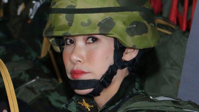 Thaïlande : le roi déchoit sa "concubine" de ses titres de noblesse en raison de sa jalousie vis-à-vis de la reine