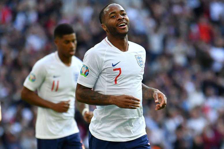 Joe Gomez sifflé à Wembley, Sterling prend sa défense