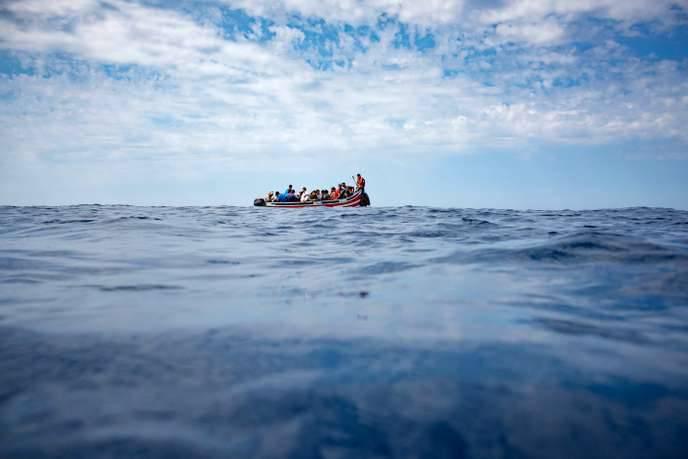 45 migrants portés disparus en haute mer depuis juillet: un rescapé explique comment leur canot a explosé
