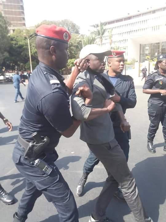 Dr Babacar DIOP admis dans une clinique après sa sortie de prison: une plainte annoncée contre les 4 gardes pénitentiaires qui l’ont tabassé