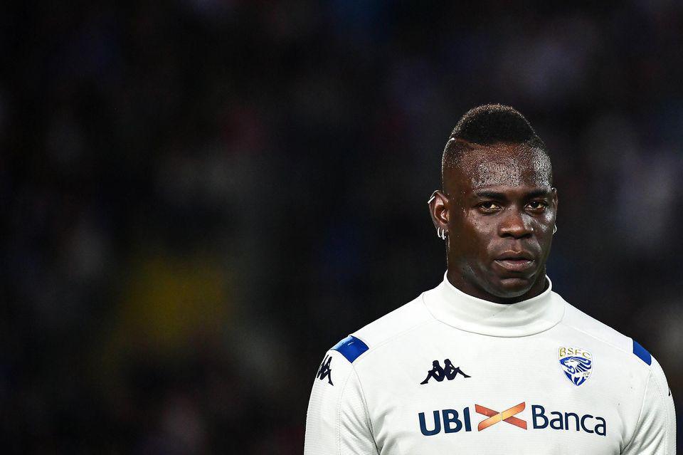 Mario Balotelli se trompe de maison et explose sa voiture contre un portail...