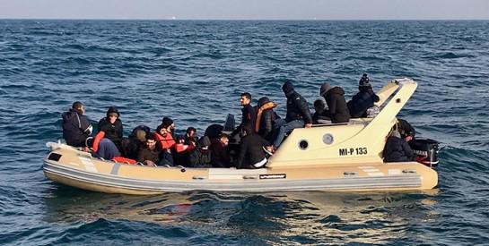 Le bébé d’une migrante africaine naît et meurt à bord d'un canot pneumatique en mer