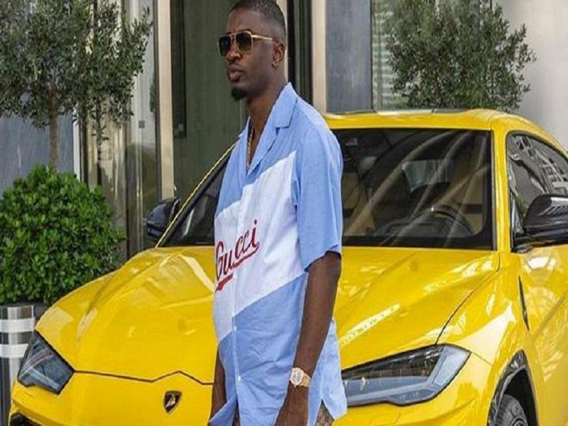 Olalekan Jacob Ponle, surnommé "mrwoodbery" par ses followers sur Instagram, a fait étalage de sa richesse