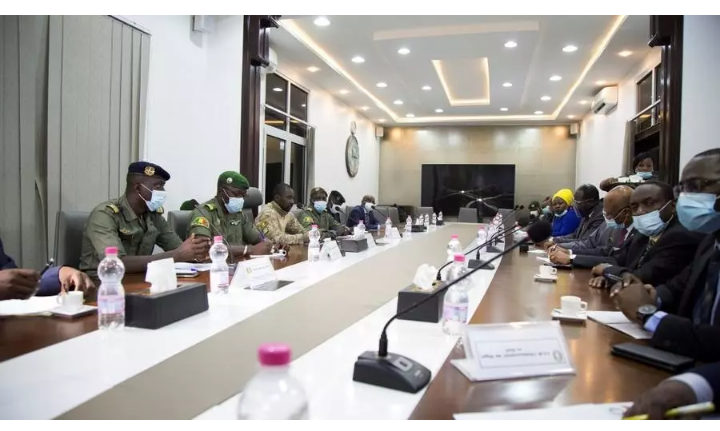 Concertations au Mali: adoption d'une charte pour une transition de 18 mois