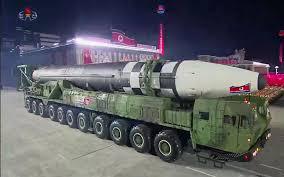 La Corée du Nord dévoile un missile intercontinental géant lors d'un défilé
