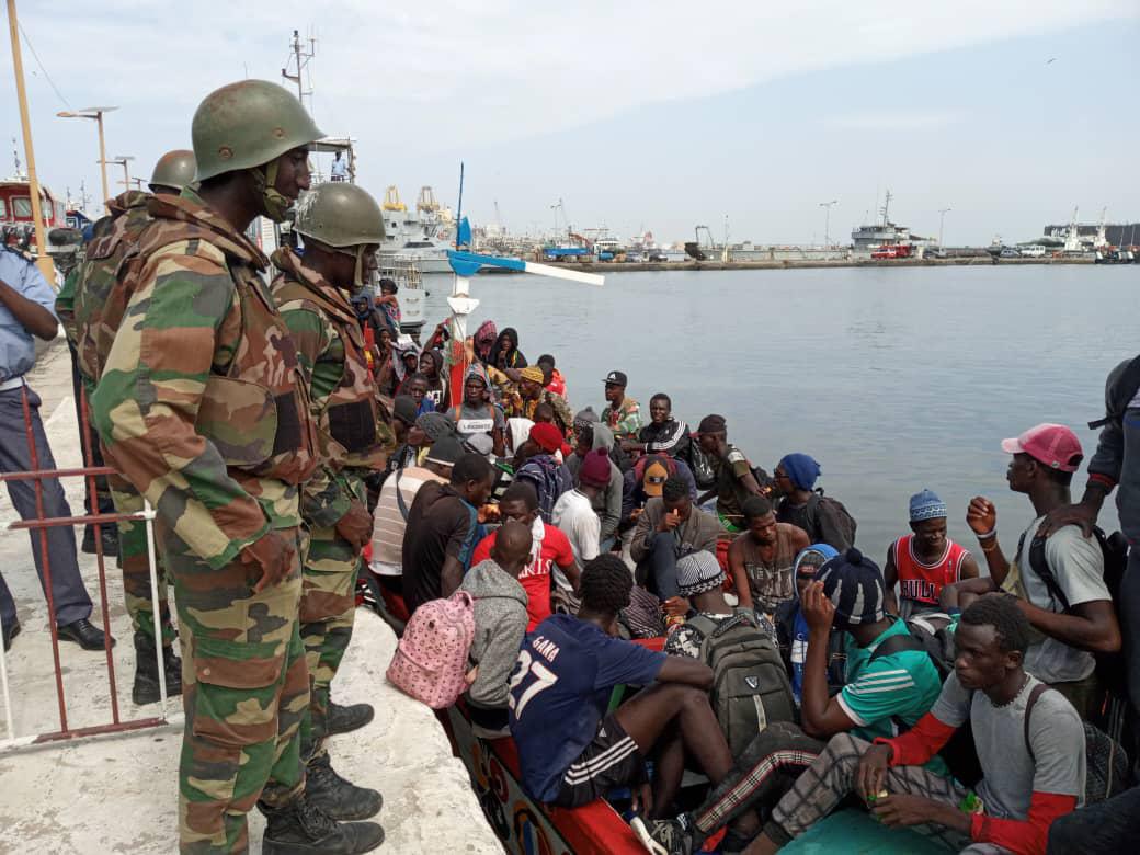 Au moins 164 migrants interceptés vendredi entre Mbour et Dakar dans deux pirogues dont l'une en feu