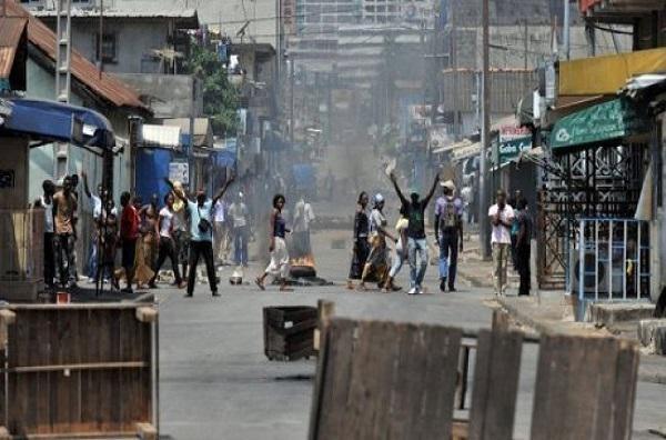 Violences post-électorales en Côte d’Ivoire : Amnesty dénonce « l’usage de machettes et d’armes à feu »