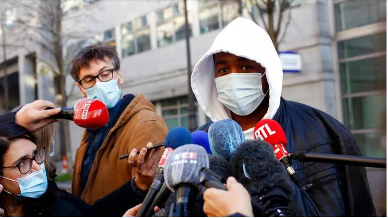 Michel Zecler, le producteur de musique victime de violences policières, répondant aux médias, le 26 novembre 2020. AP - Thibault Camus