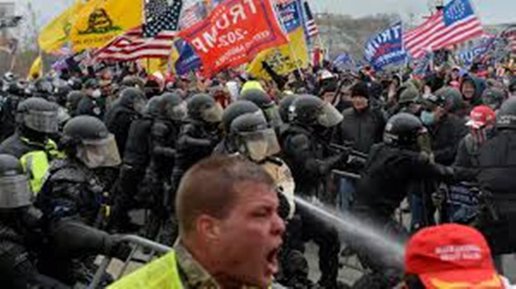 "Démocratie fragile", "boiteuse"... Moscou, Téhéran, Pékin réagissent à l’assaut du Capitole