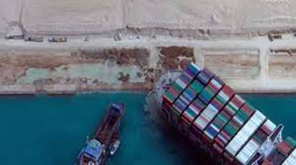 Canal de Suez: pas encore libéré, le porte-conteneurs géant a commencé à bouger