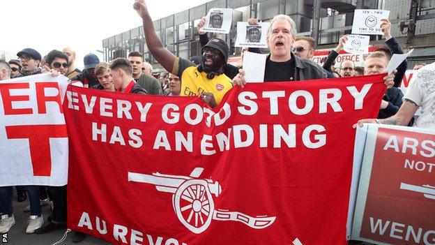 Les fans d'Arsenal en colère devant l'Emirates Stadium