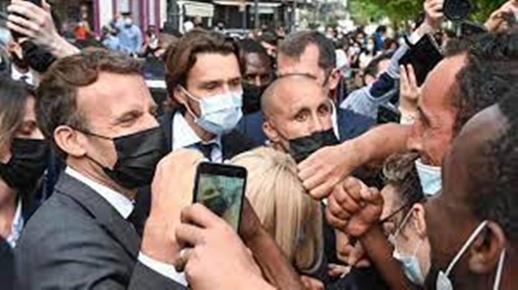 L'homme qui a giflé Macron condamné à 18 mois de prison, dont 4 ferme