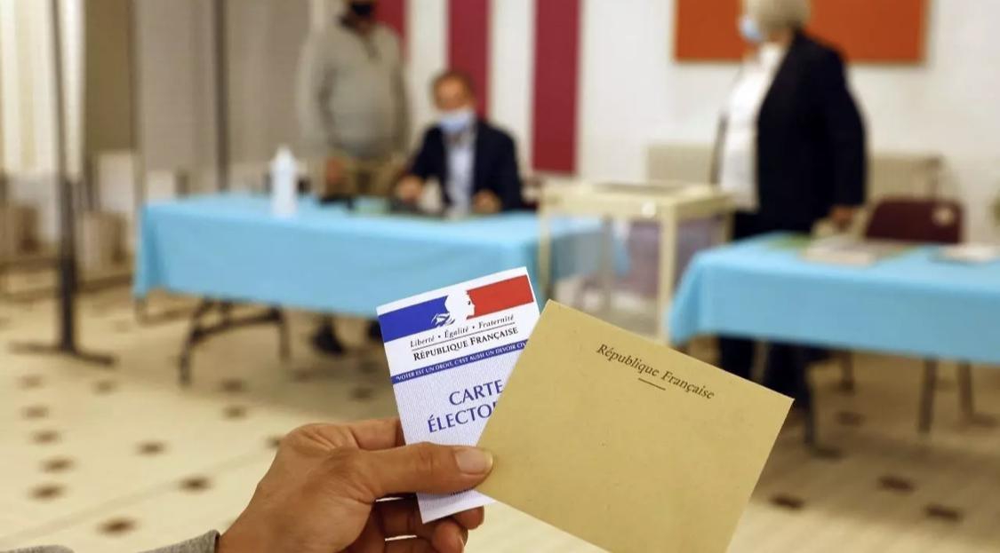 Régionales en France: les premières estimations montrent un taux record d’abstention et une déculottée du parti présidentiel