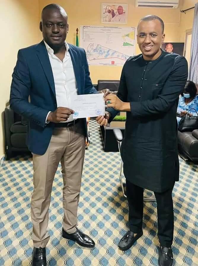 Locales 2022: le maire de Yeumbeul Sud Bara Gaye donne à son adversaire Oumar Sow un certificat de résidence pour l’affronter