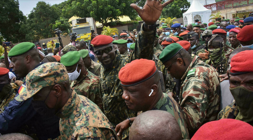 Coup d’État en Guinée: les premières passations de pouvoir ont eu lieu