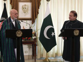 Hamid Karzaï (G), le président afghan et Nawaz Sharif (D), lors d'une conférence de presse à la résidence du Premier ministre pakistanais le 26 août 2013. REUTERS/Mian Khursheed
