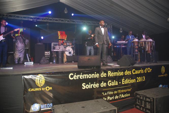 Cauris d’or : Macky SALL regarde la télé et envoie un texte à 23h15mn