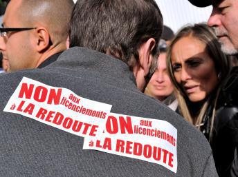 Des employés de La Redoute devant les locaux de l'entreprise de vente à distance, le 31 octobre 2013 à Lille, dans le nord de la France. AFP/PHILIPPE HUGUEN