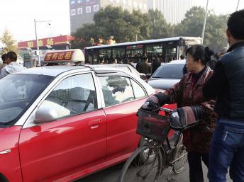 A proximité du siège du Parti communiste visé par un attentat dans la province de Shanxi, dans le nord de la Chine. REUTERS/cnsphoto