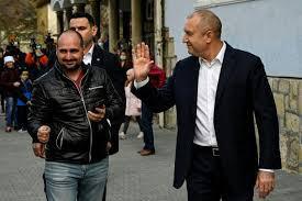 Bulgarie: le président sortant Radev facilement réélu 
