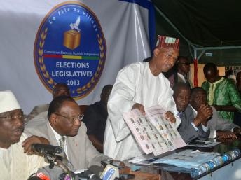 Les leaders de l’opposition guinéenne, le 4 octobre 2013, lors d’une conférence visant à dénoncer des irrégularités des élections législatives du 28 septembre dernier. De gauche à droite, Sidya Touré, Lansana Kouyaté et Cellou Dalein Diallo. CELLOU BINANI / AFP