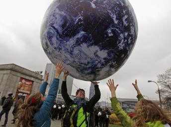 Des militants demandent de vrais accords sur la réduction des gaz à effet de serre à l'occasion de la conférence sur le climat à Varsovie. Reuters/Kacper Pempel