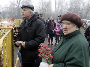 Des familles des victimes et disparus dans l'effondrement du toit d'un supermarché, jeudi 21 novembre, à Riga. REUTERS/Ints Kalnins