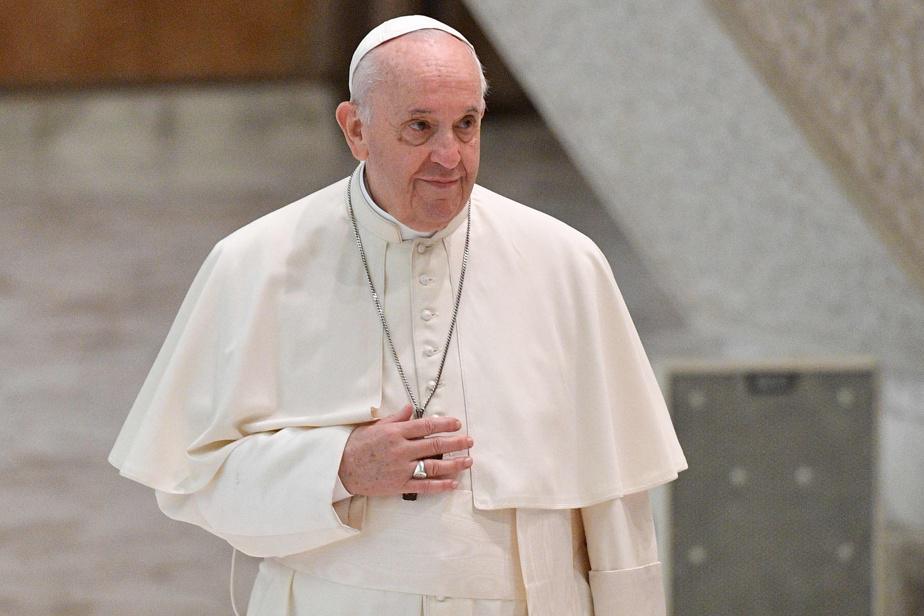 Migrants: en visite en Grèce, le pape François dénonce l'attitude de l'Europe