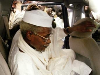 L'ex-président tchadien, Hissène Habré à sa sortie du Palais de justice de Dakar, au Sénégal, le 25 novembre 2005. Photo : AFP