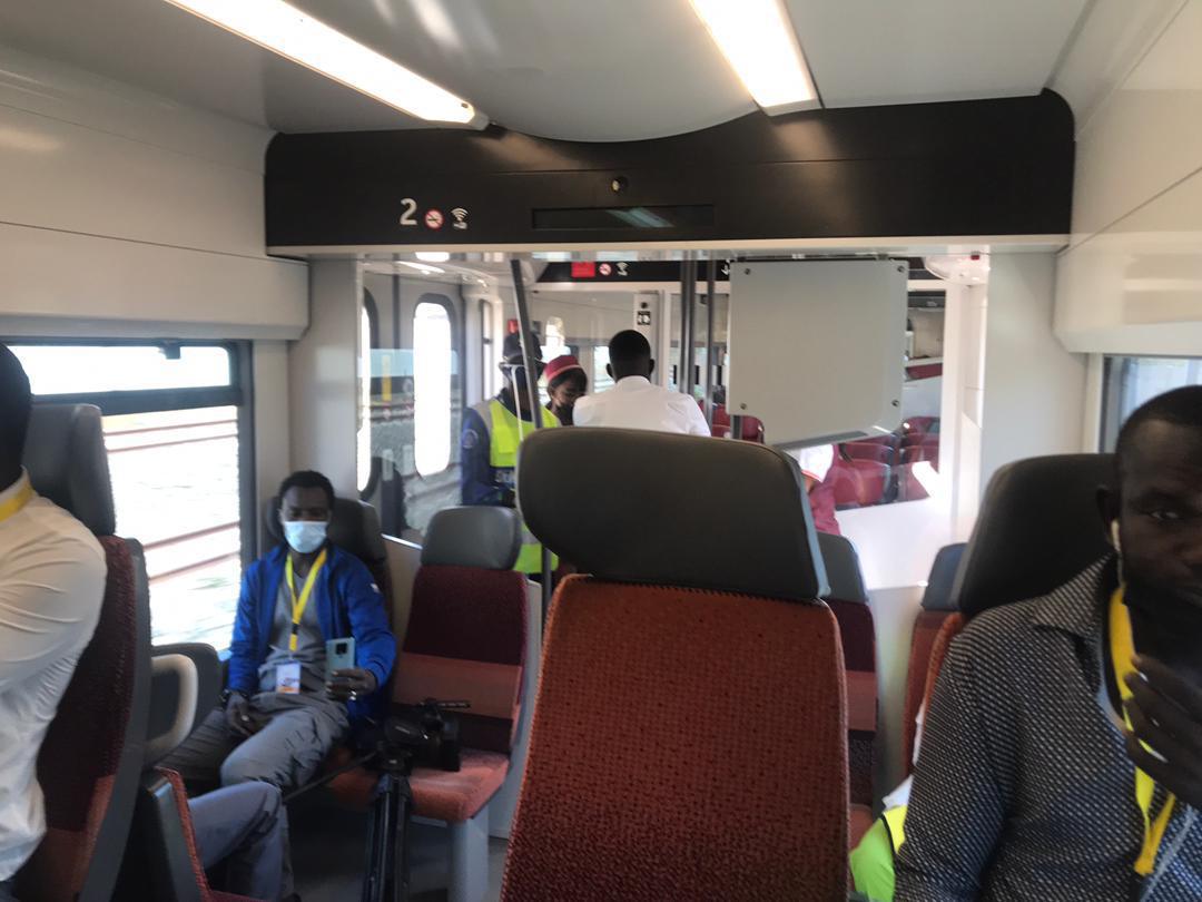Inauguration TER : les premières images de la mise en circulation du train sur les rails